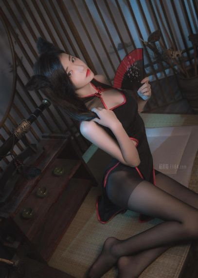 含着她两个硕大的乳峰视频