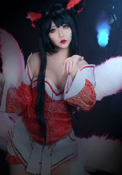 女警丰满的双乳