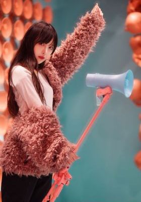 抱着娇妻被粗大陌生人玩3p